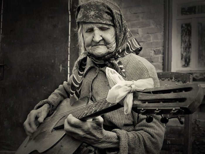 Old-woman-playing-guitar_zps1bbb5fee.jpg