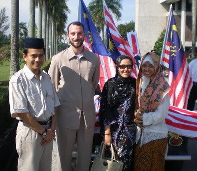 Saya dan Bet bersama our very own British Governor , Dr.Abdul Lateef ...