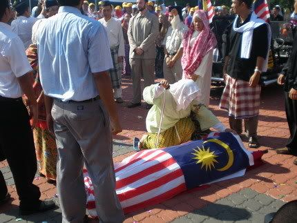 Mak Piah : Nape la balut dengan bendera Malaysia? Balutlah dengan ...