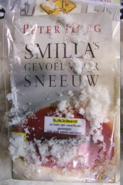 Close-up van boek met sneeuw